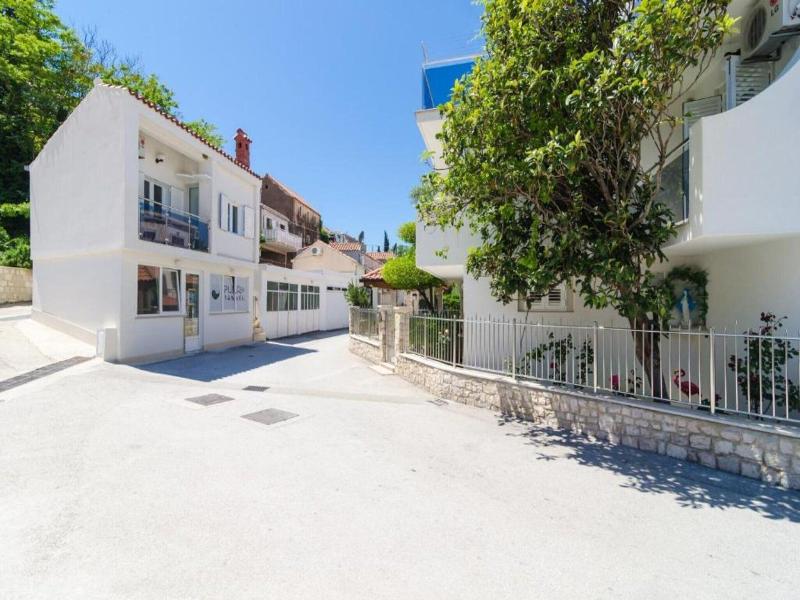 Apartments & Rooms Barisic image
