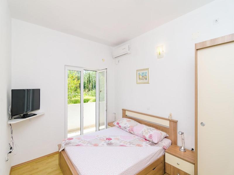 Apartments & Rooms Barisic image