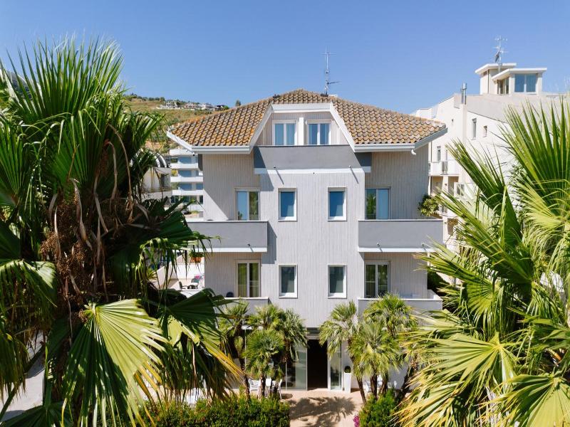 Hotel Caravel image