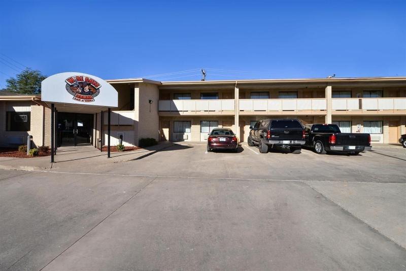 Budget Inn And Suites image