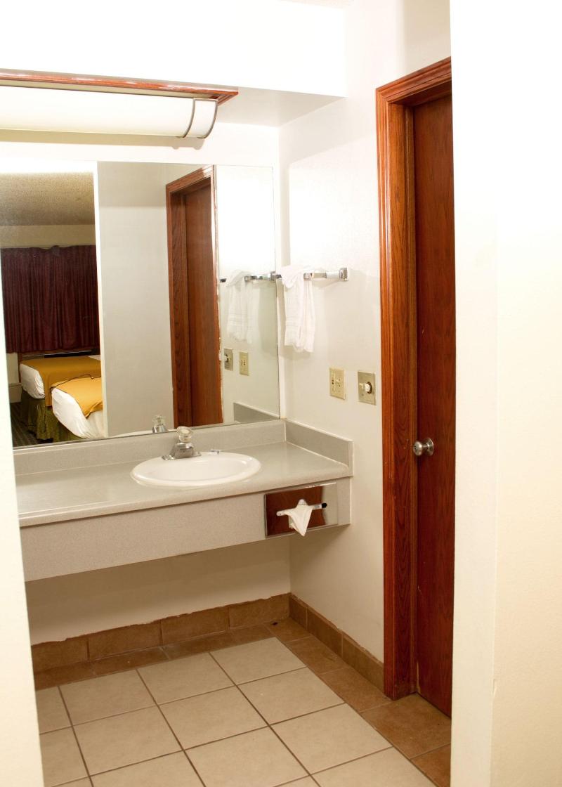 Budget Inn And Suites image