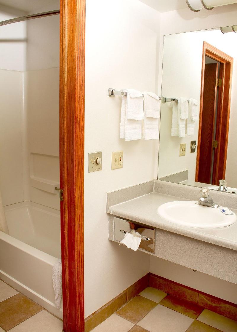 Budget Inn And Suites image