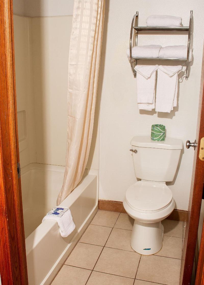 Budget Inn And Suites image