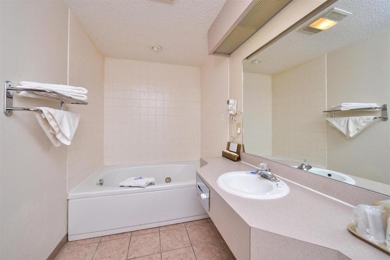 Budget Inn And Suites image