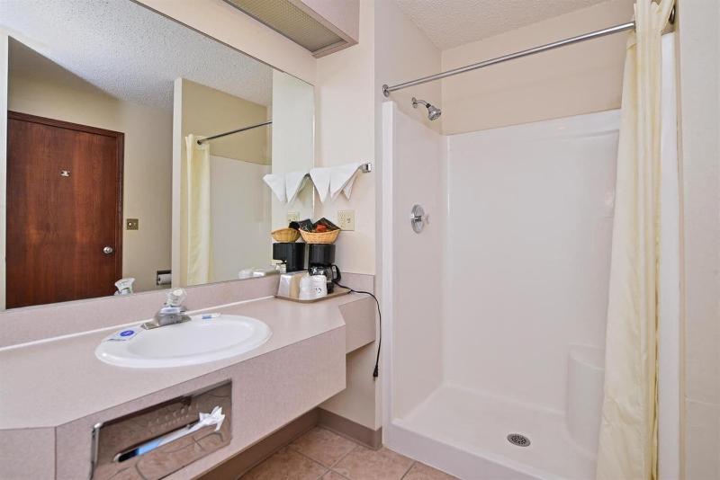 Budget Inn And Suites image