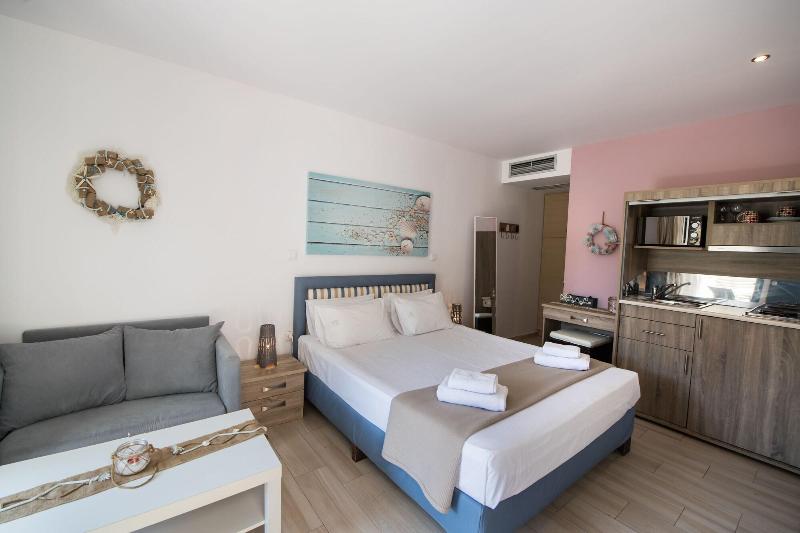 Ilianthos Apartments & Studios image