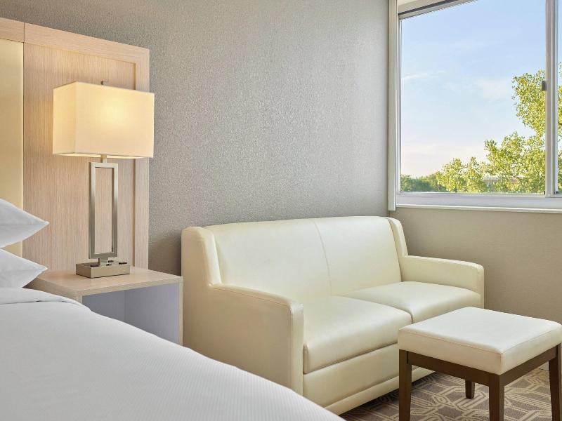 Delta Hotels By Marriott Chicago Willowbrook image