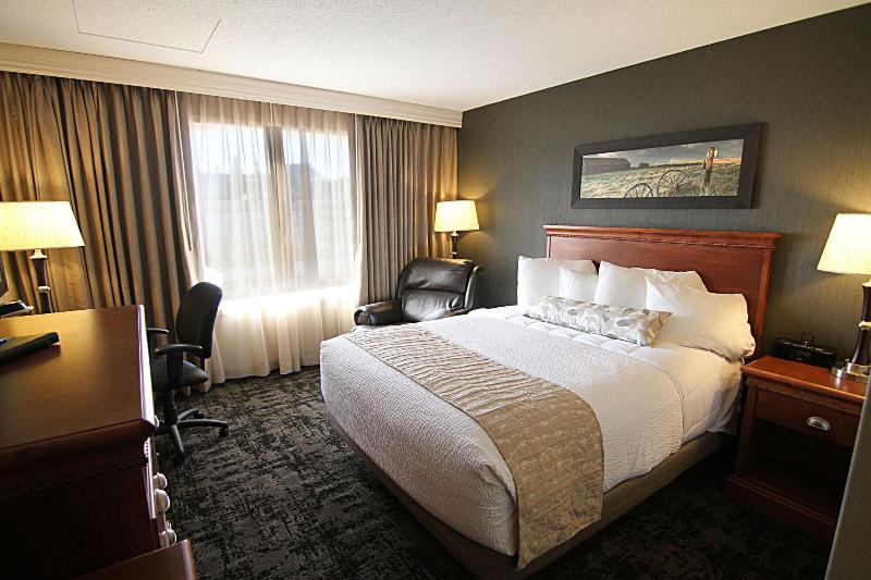 C'mon Inn Hotel & Suites image