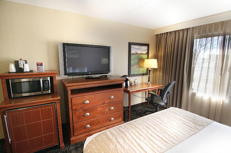 C'mon Inn Hotel & Suites image