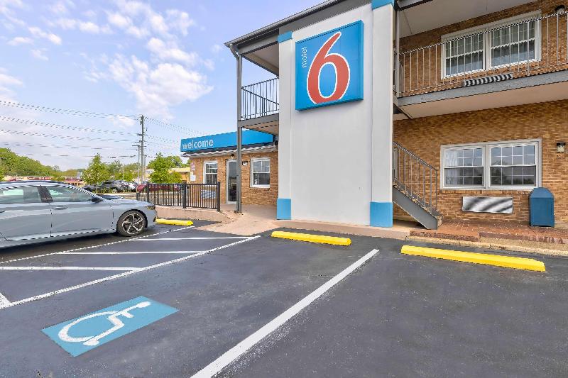 Motel 6 Falls Church, VA - Arlington Boulevard - Image 3