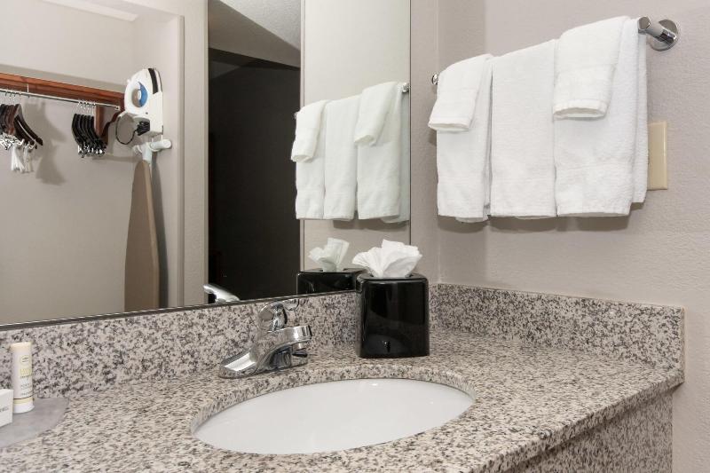 Courtyard By Marriott Charlotte Lake Norman image