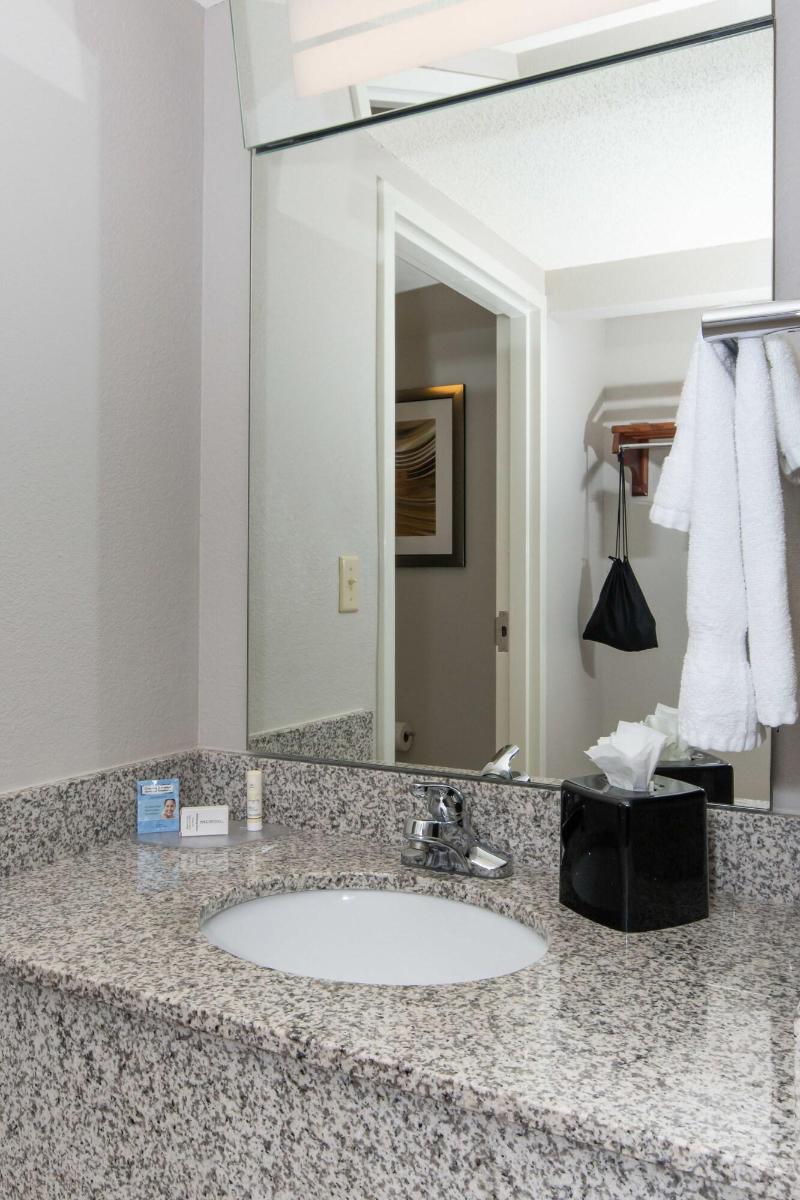 Courtyard By Marriott Charlotte Lake Norman image