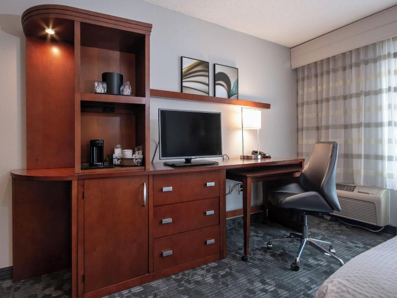 Courtyard By Marriott Charlotte Lake Norman image