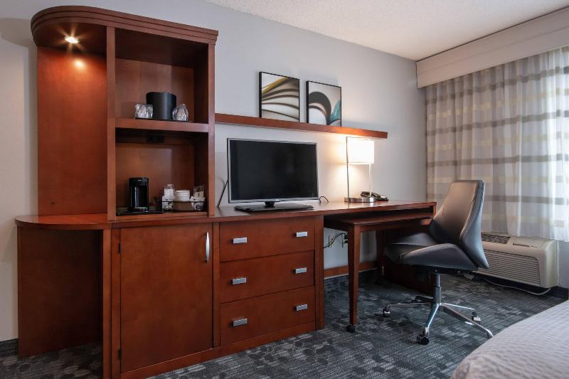 Courtyard By Marriott Charlotte Lake Norman image