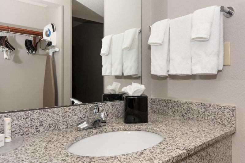 Courtyard By Marriott Charlotte Lake Norman image