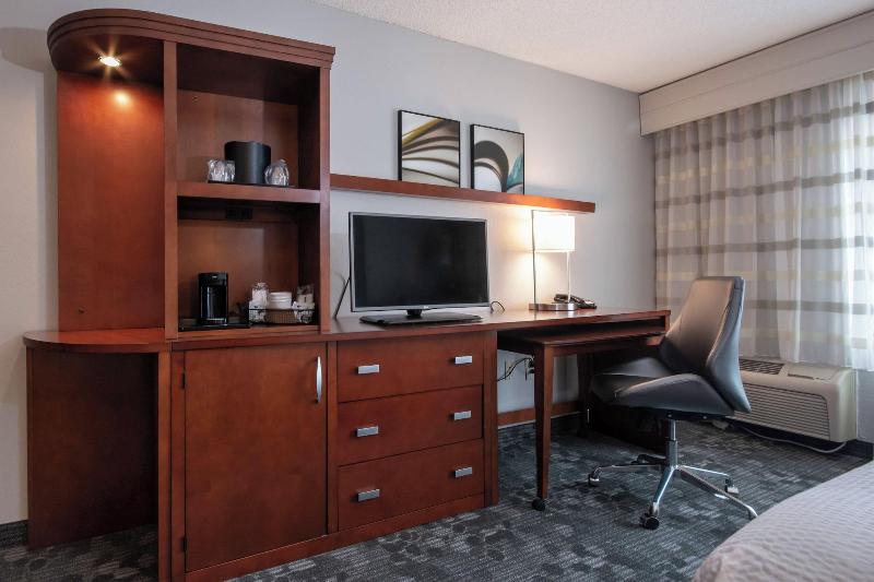 Courtyard By Marriott Charlotte Lake Norman image