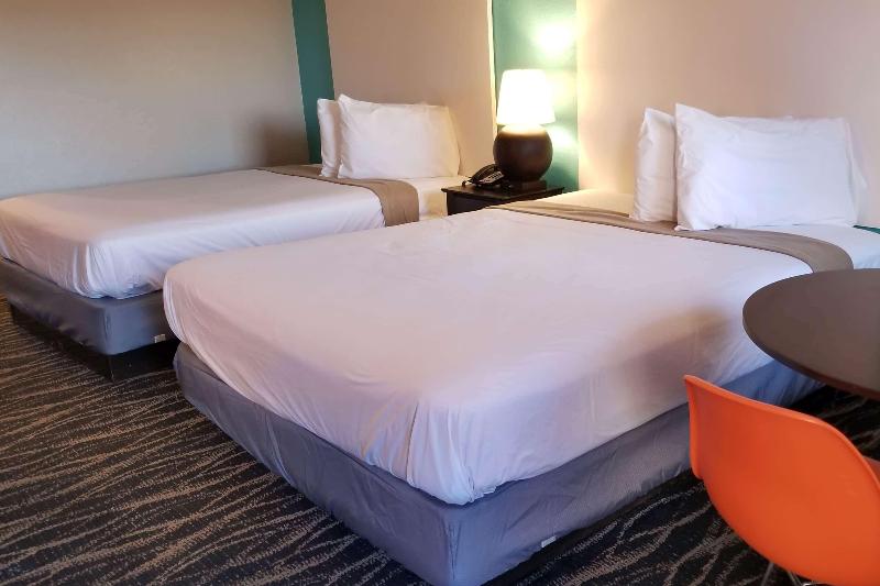 Howard Johnson by Wyndham Houston Hobby Airport image