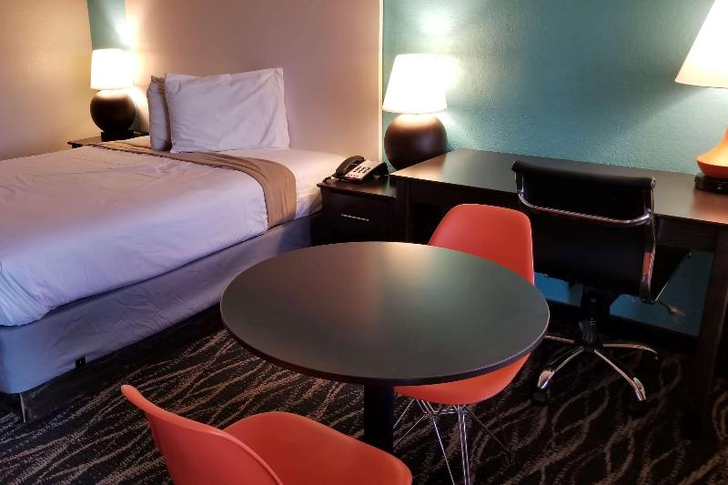 Howard Johnson by Wyndham Houston Hobby Airport image