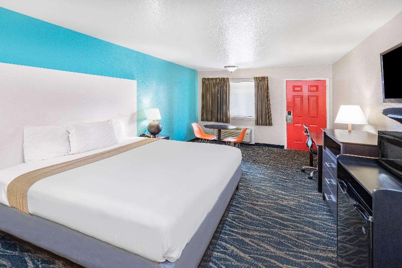 Howard Johnson by Wyndham Houston Hobby Airport image