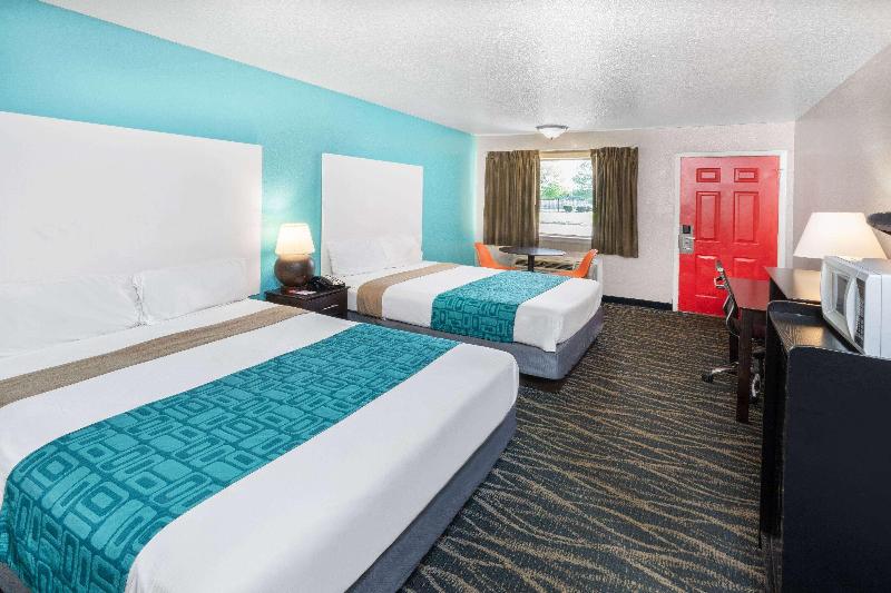 Howard Johnson by Wyndham Houston Hobby Airport image
