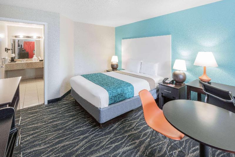 Howard Johnson by Wyndham Houston Hobby Airport image