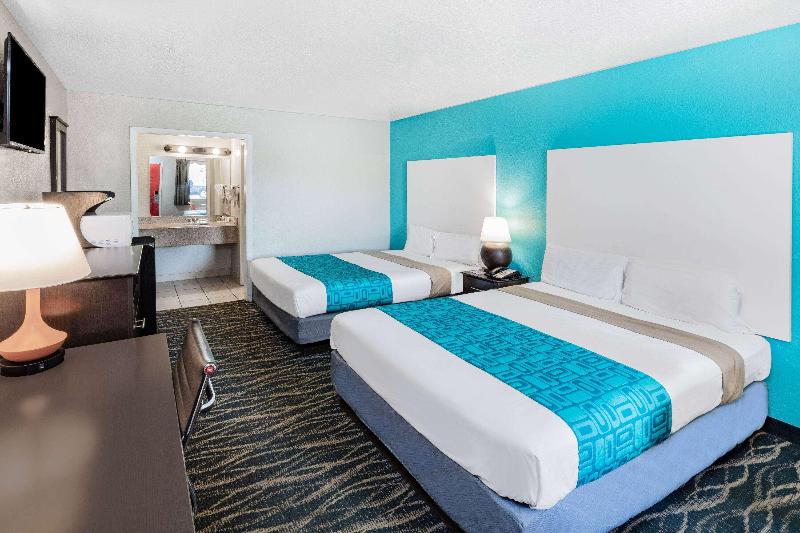 Howard Johnson by Wyndham Houston Hobby Airport image