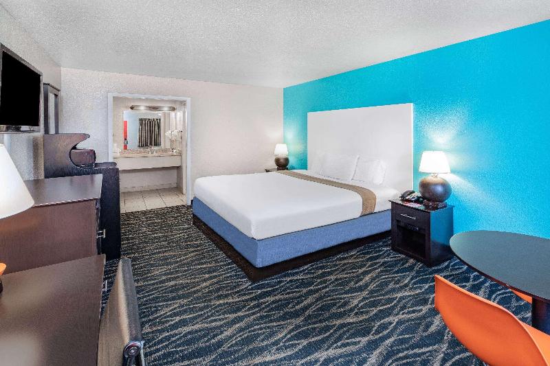 Howard Johnson by Wyndham Houston Hobby Airport image