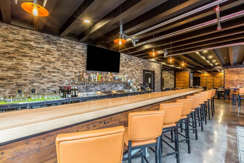 Cobblestone Hotel & Suites – Stevens Point image