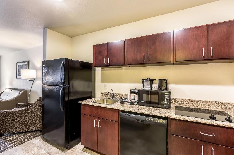 Cobblestone Hotel & Suites – Stevens Point image
