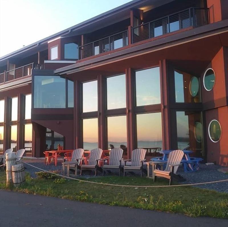Blue Wave Inn image