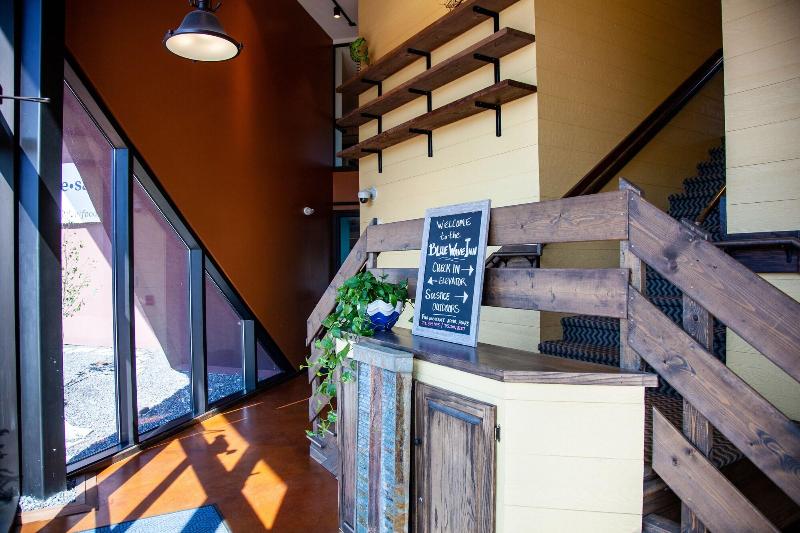 Blue Wave Inn image