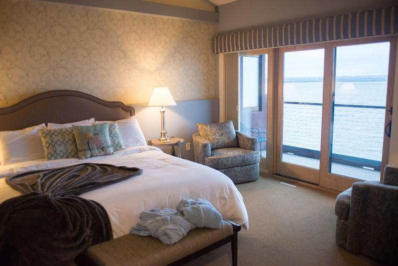 Blue Wave Inn image