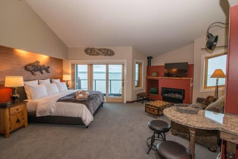 Blue Wave Inn image
