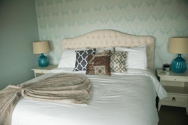 Blue Wave Inn image