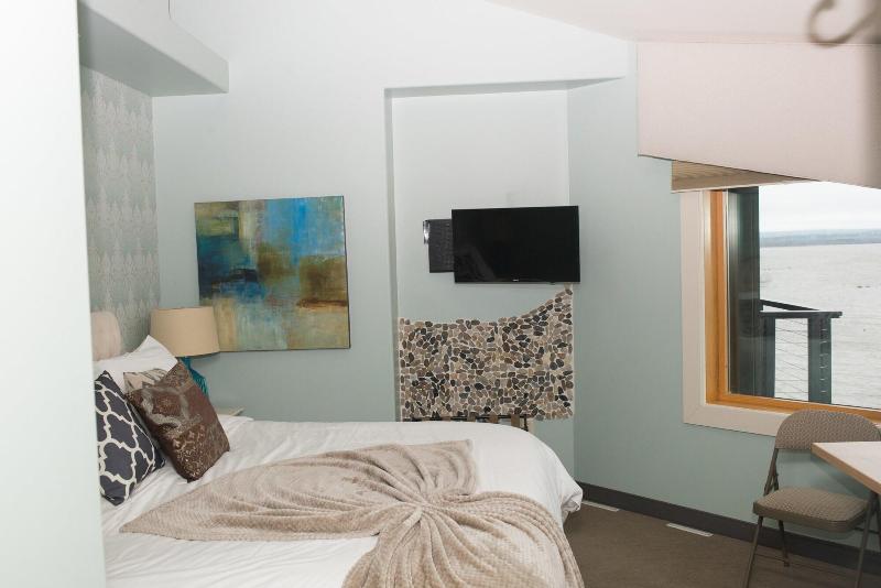Blue Wave Inn image