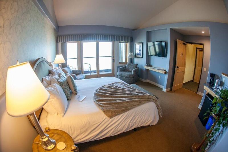 Blue Wave Inn image