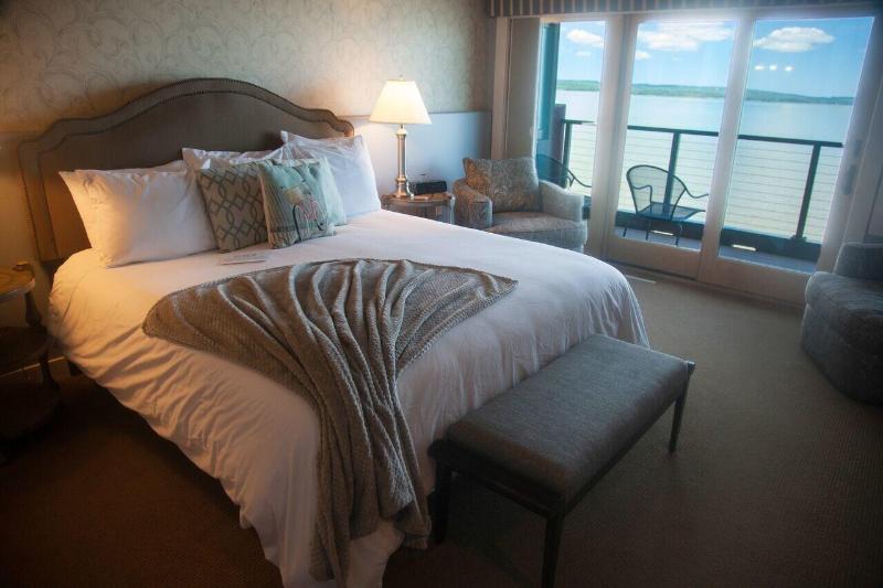 Blue Wave Inn image