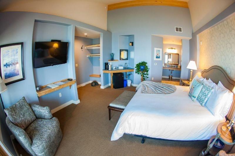 Blue Wave Inn image