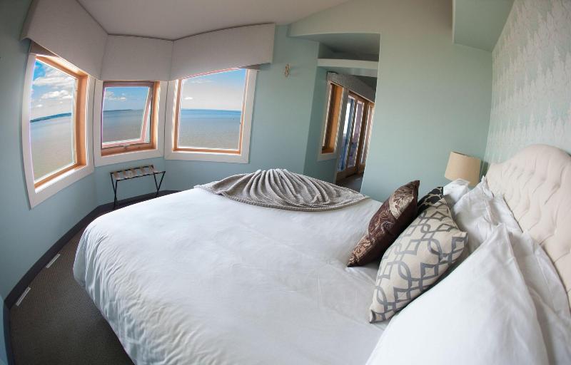 Blue Wave Inn image