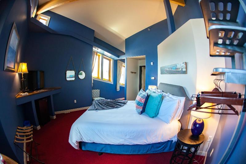 Blue Wave Inn image