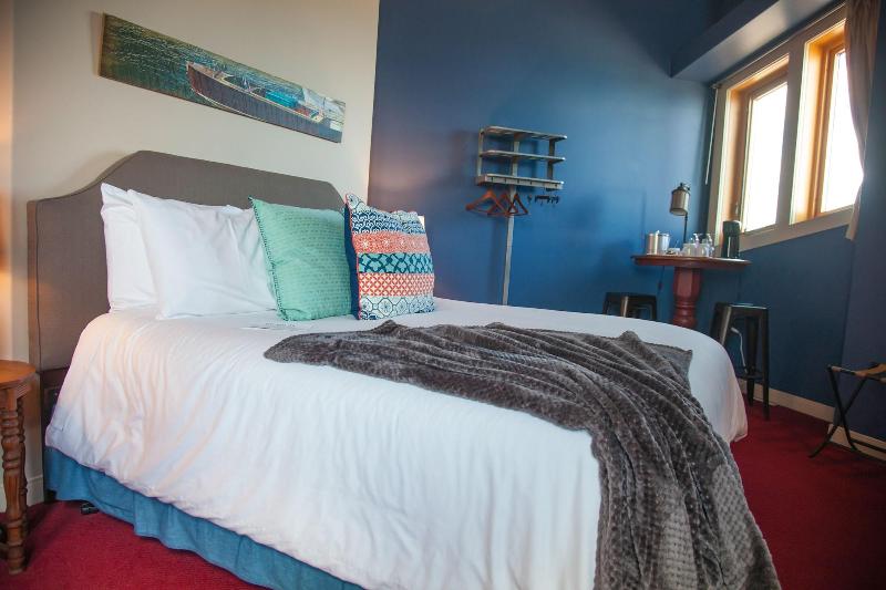 Blue Wave Inn image