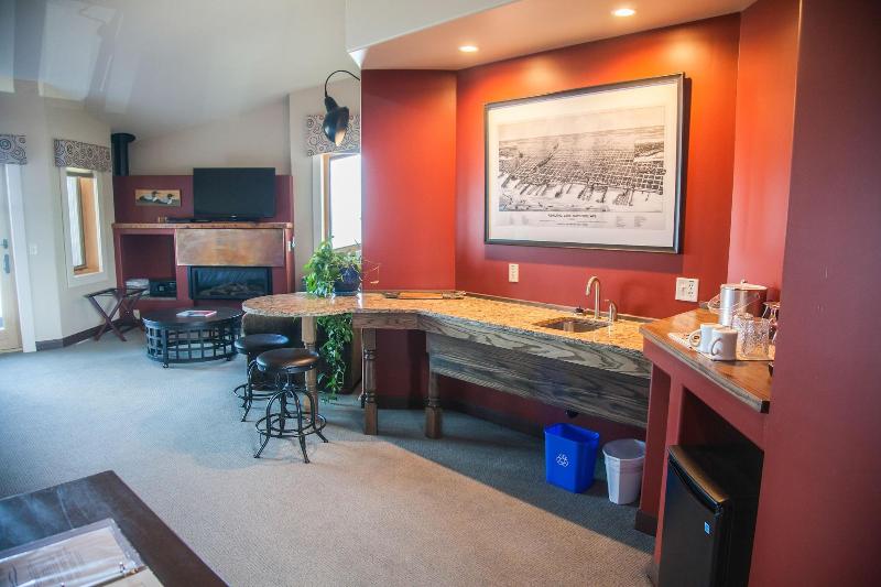 Blue Wave Inn image