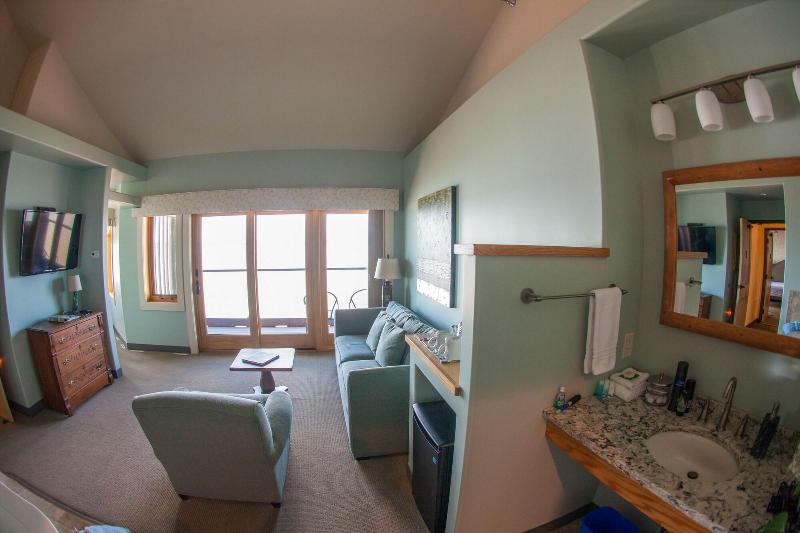 Blue Wave Inn image
