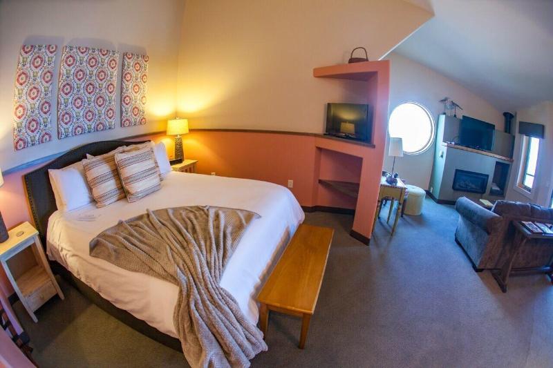 Blue Wave Inn image