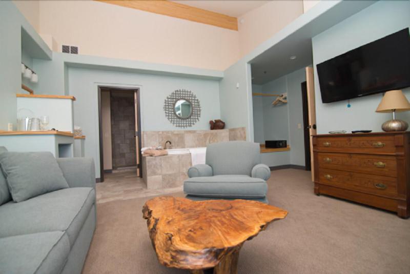 Blue Wave Inn image