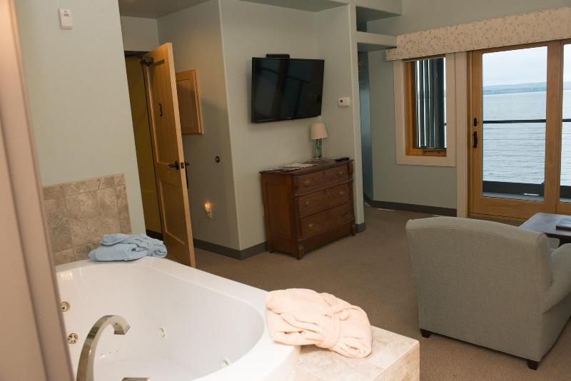 Blue Wave Inn image