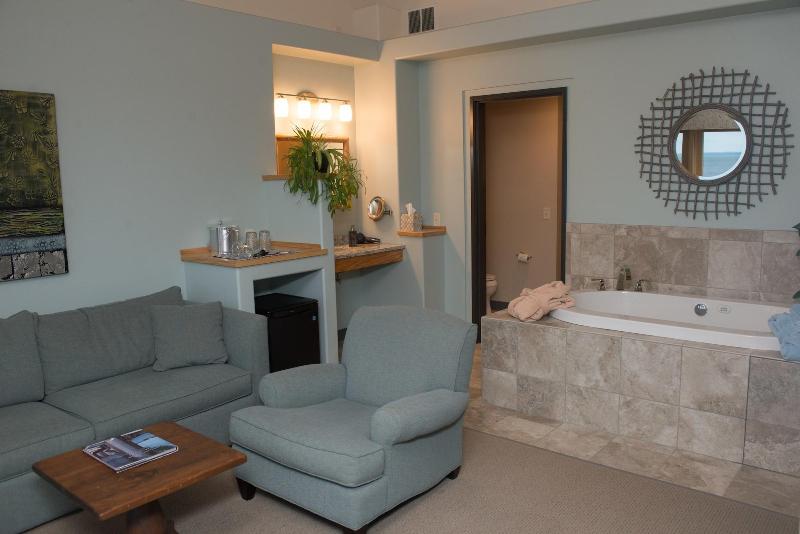 Blue Wave Inn image