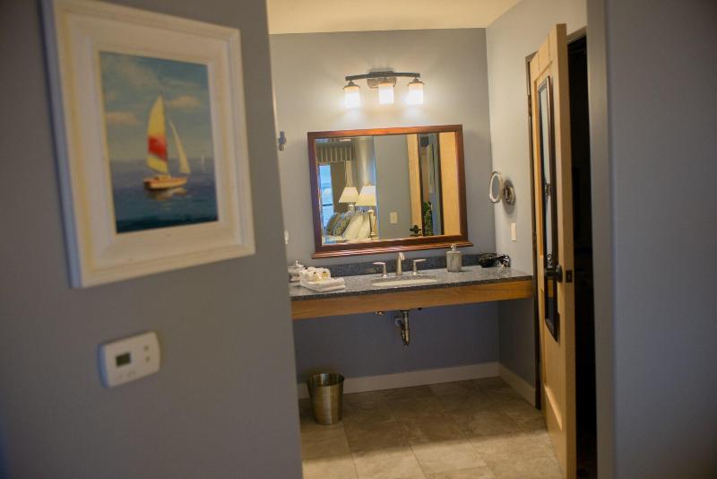 Blue Wave Inn image
