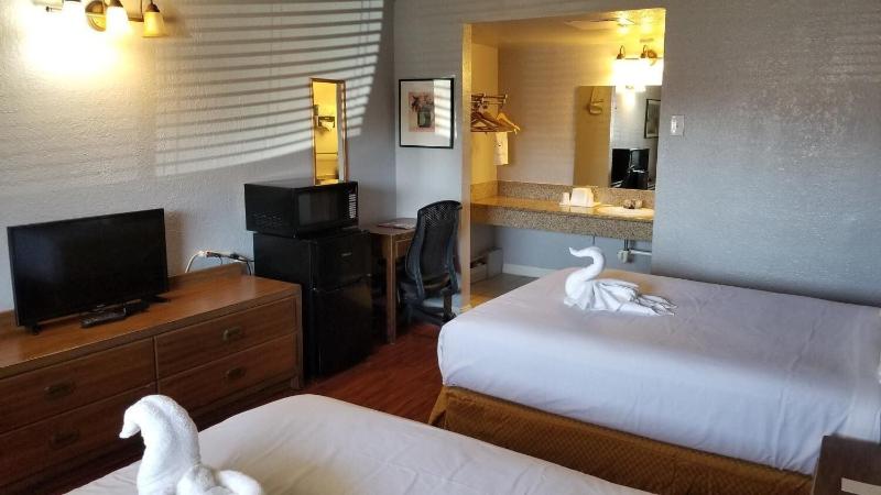 Santa Fe Inn Pueblo image