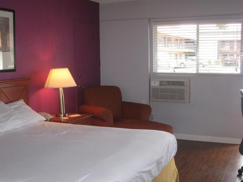 Santa Fe Inn Pueblo image